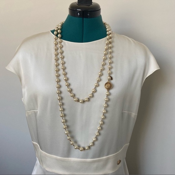 Chanel Elegant Pearl Necklace with Gold Accents - Picture 1 of 3